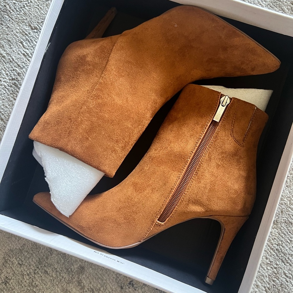 Lizziey Pointed Toe Bootie Brown